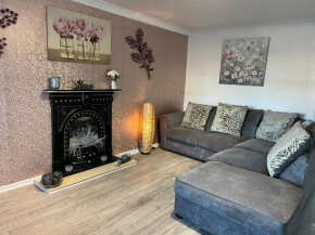 Tudor House - 6 guests -Off street parking -Quiet location - Secure Garden